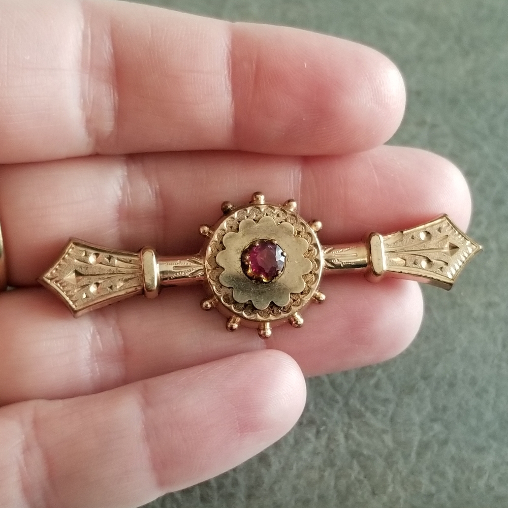 Antique bar pin Victorian gold tone Etruscan brooch 1800s red pink gem - Picture 9 of 13